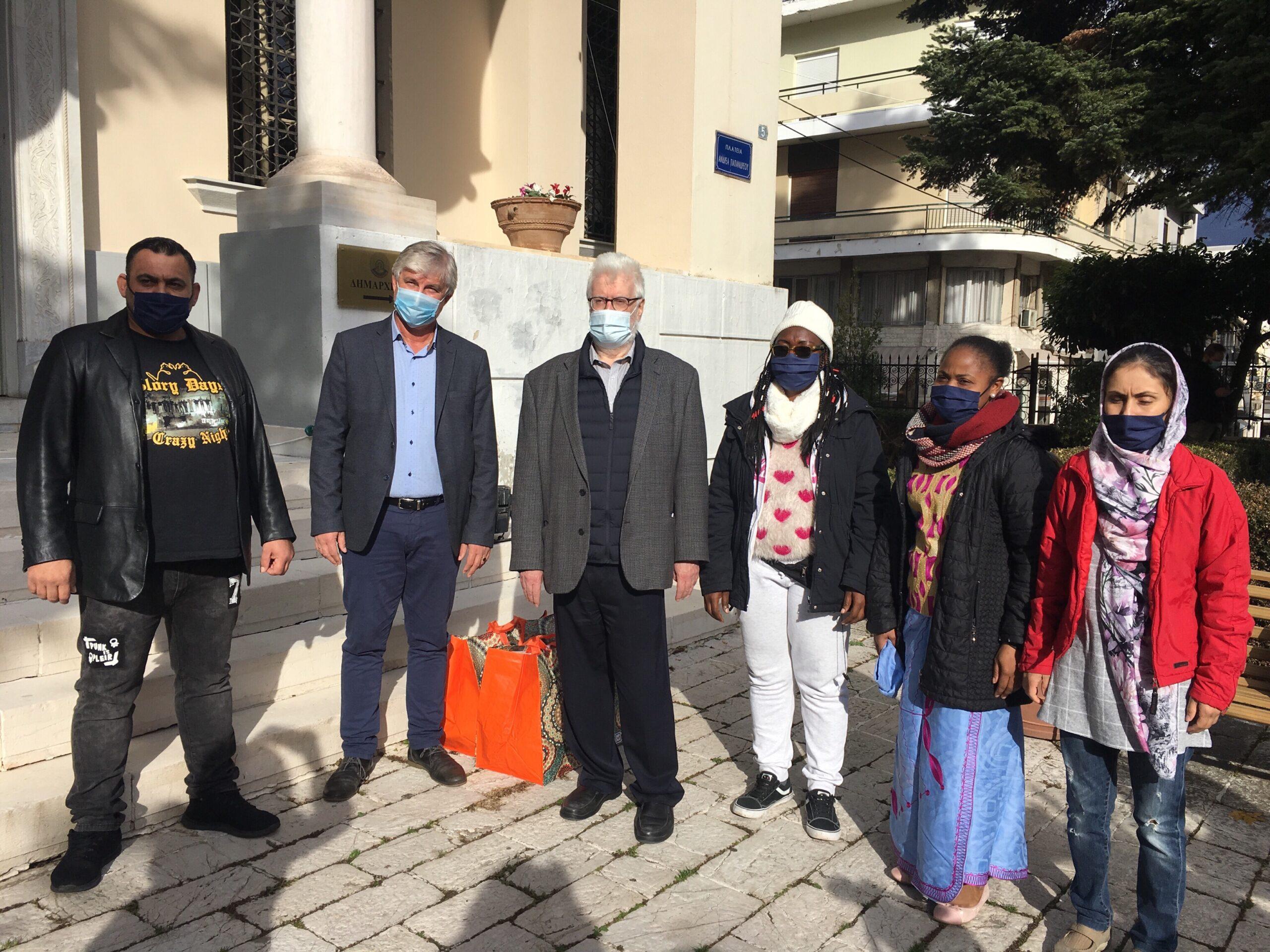 Ο Δήμαρχος Ιωαννιτών, Μωυσής Ελισάφ, παραλαμβάνει τις 565 υφασμάτινες μάσκες μάσκες που δώρισαν οι ωφελούμενοι του προγράμματος  ESTIA, οι οποίοι φιλοξενούνται στη Δομή της Αγίας Ελένης, στον 
Δήμο Ιωαννιτών ώστε να τις διαθέσει σε ευάλωτες κοινωνικές  ομάδες, Δεκέμβριος 2020. 